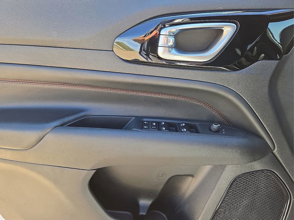 Used 2025 Jeep Compass Trailhawk AWD/4WD image 22