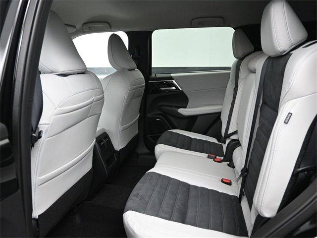 New 2025 Mitsubishi Outlander SE image 11
