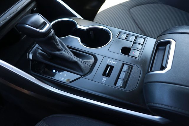 Used 2024 Toyota Highlander LE image 18