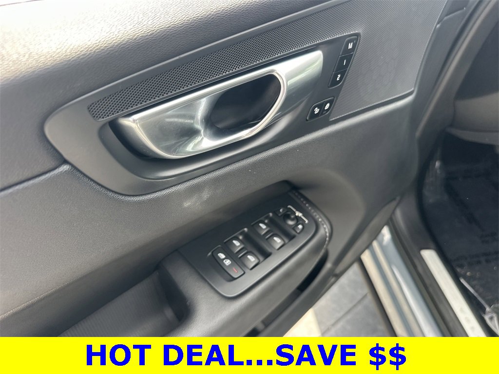 Used 2023 Volvo XC60 B5 Plus image 17