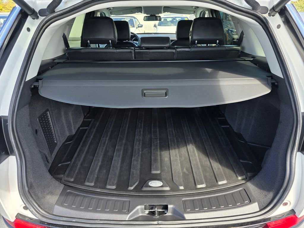 Used 2018 Land Rover Discovery Sport HSE Luxury image 16