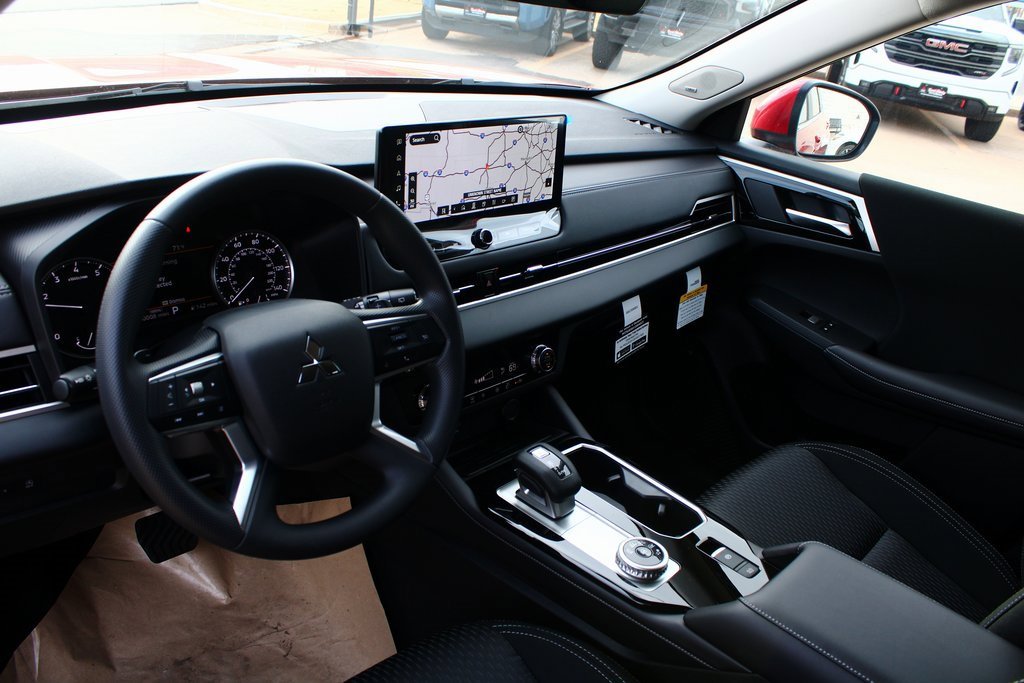 New 2026 Mitsubishi Outlander ES image 2