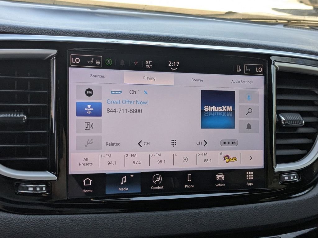 Used 2025 Chrysler Pacifica Select image 19