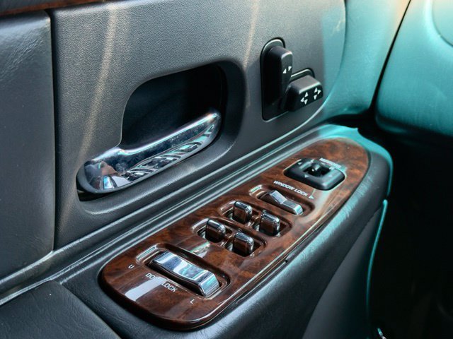 Used 2002 Lincoln Town Car Executive RWD image 23