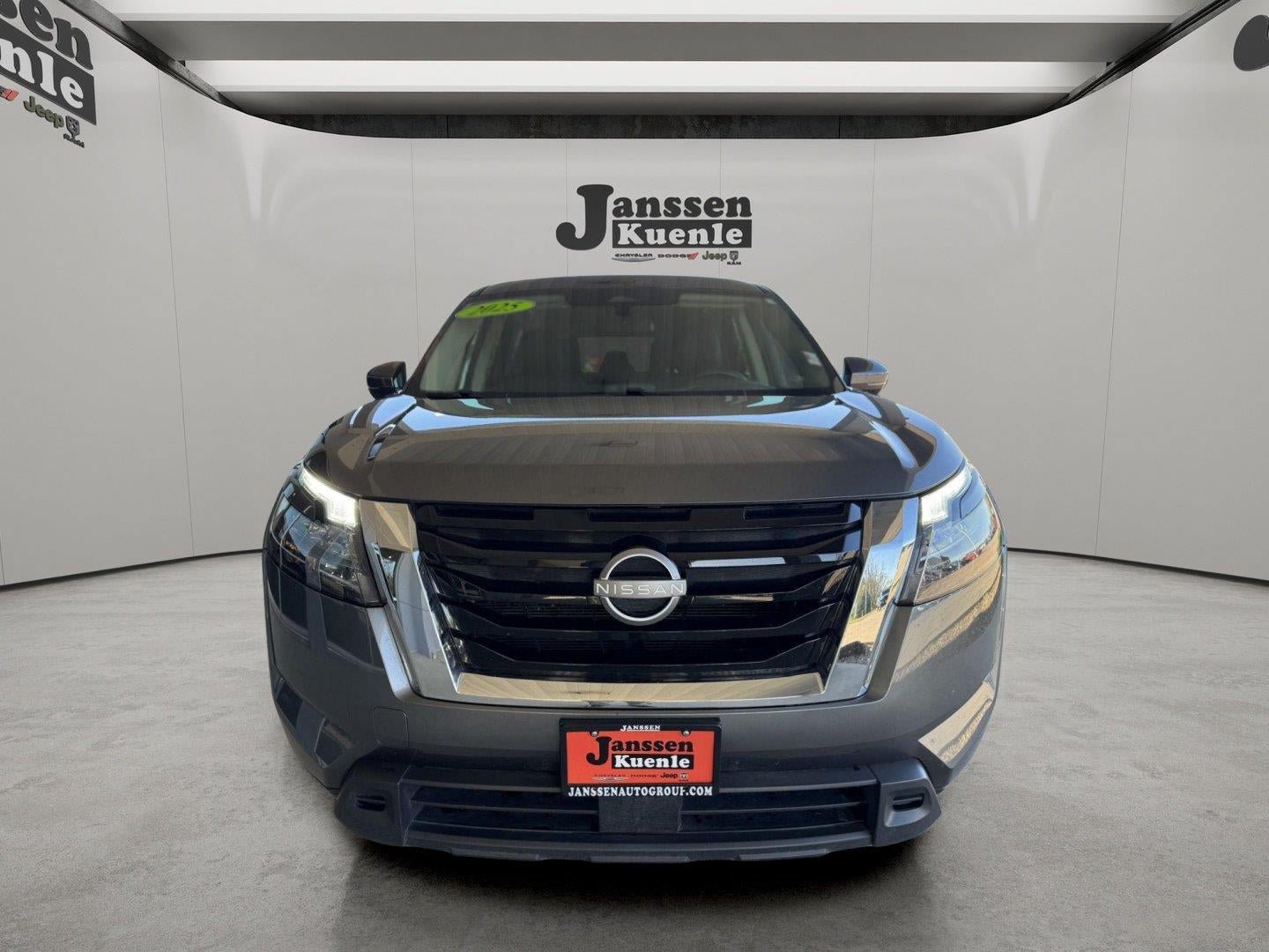 Used 2025 Nissan Pathfinder SV FWD image 4