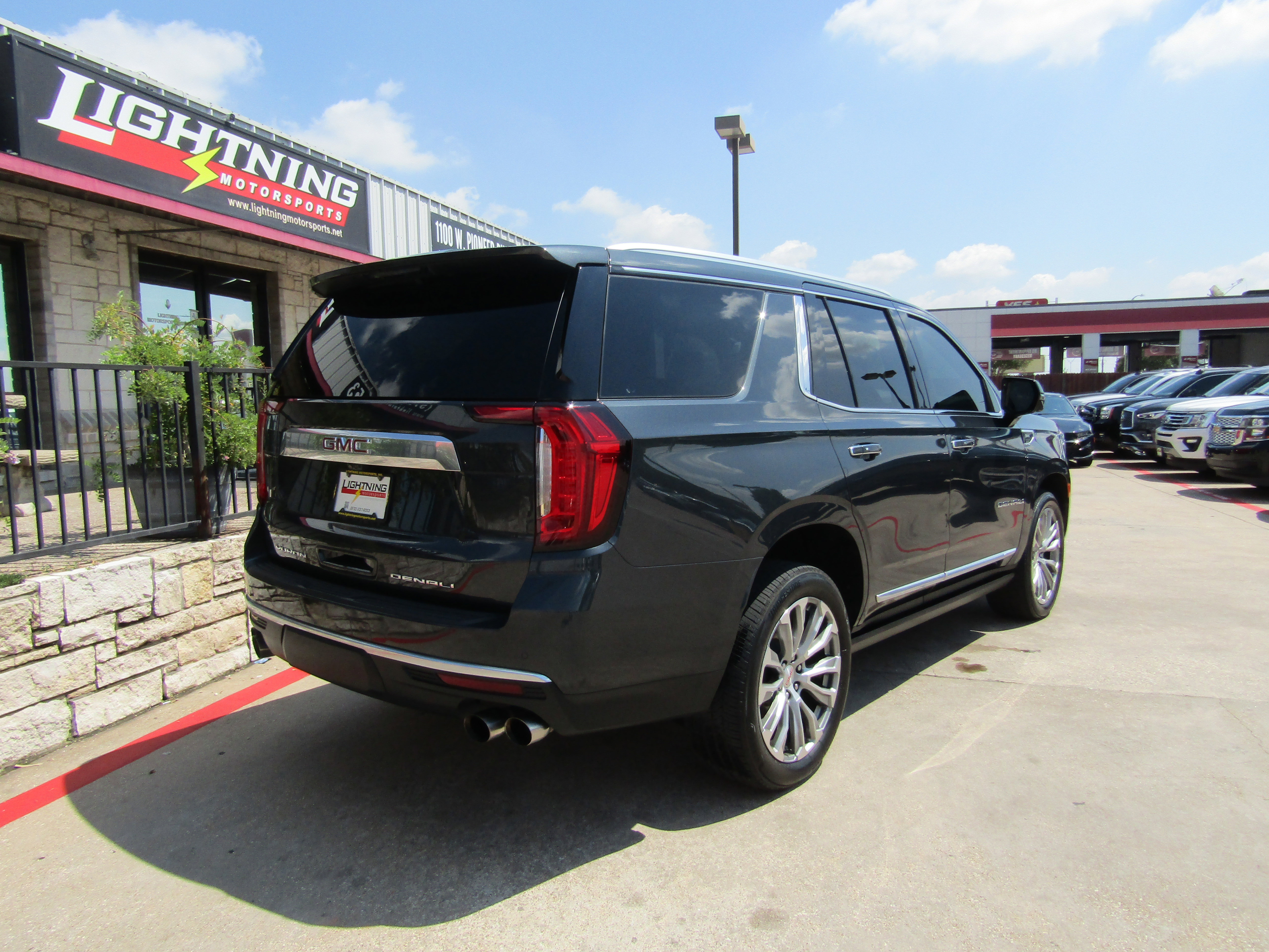 Used 2021 GMC Yukon Denali w/ Denali Premium Package image 4