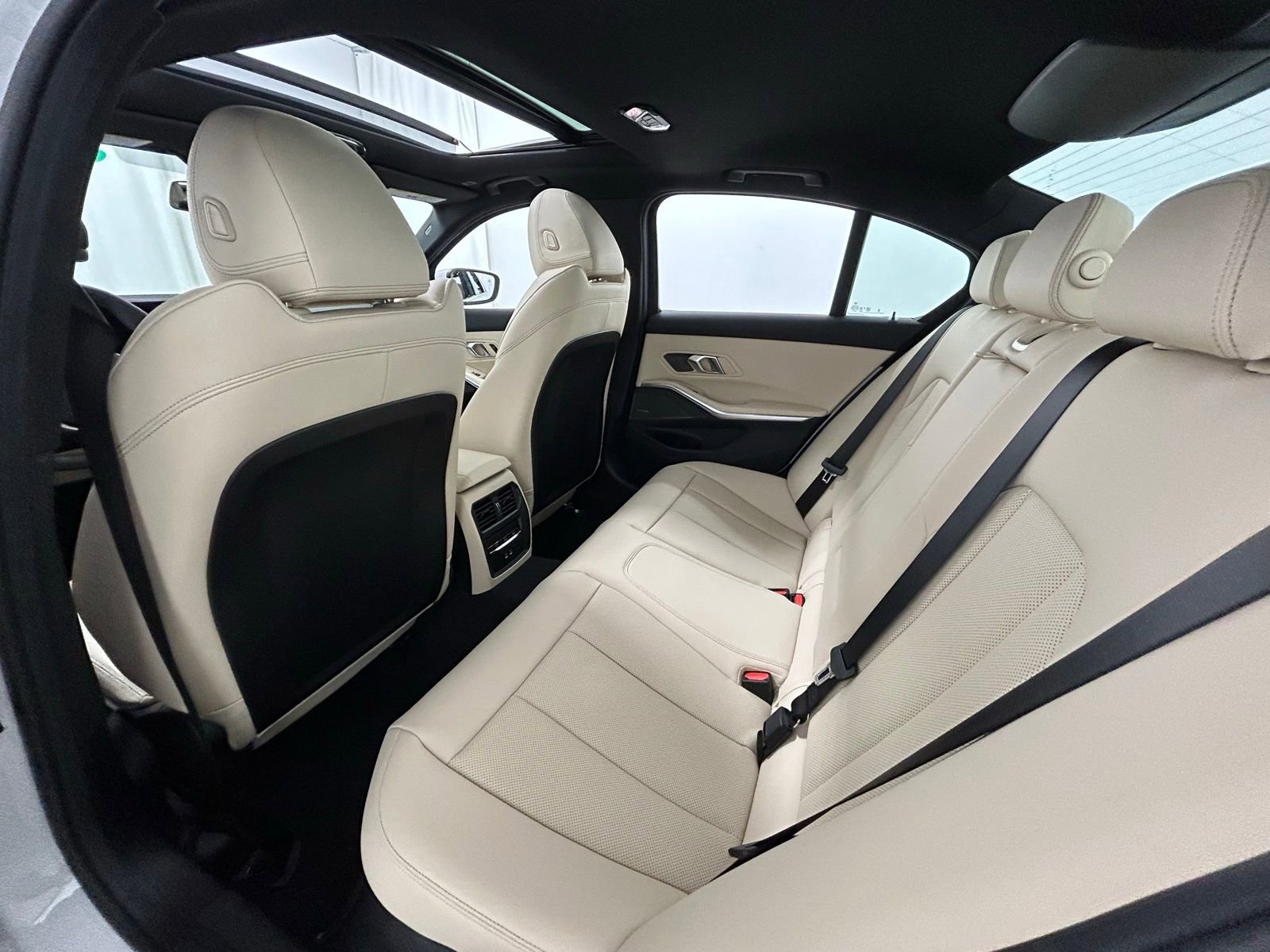 Used 2026 BMW 330i xDrive Sedan w/ Premium Package image 35