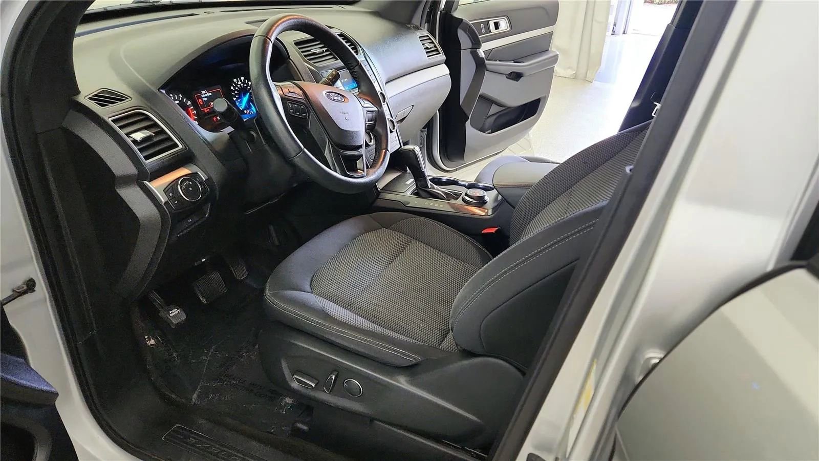 Used 2017 Ford Explorer XLT w/ Class II Trailer Tow Package image 22