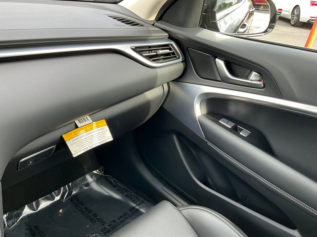 Used 2025 Genesis G70 2.5T image 22