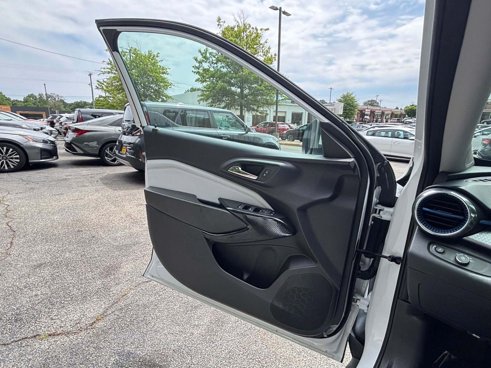 Used 2025 Chevrolet Trax LT FWD image 18
