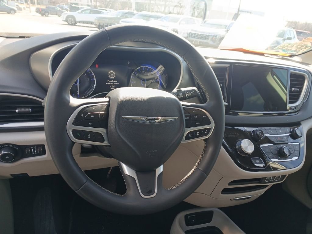 Used 2024 Chrysler Pacifica Touring-L image 17