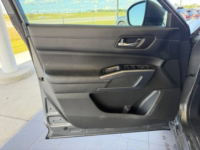 Used 2023 Nissan Pathfinder SL AWD/4WD image 12