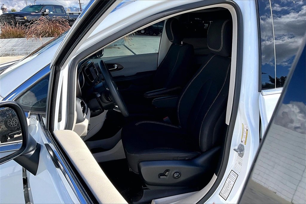 Certified 2023 Chrysler Voyager LX image 26