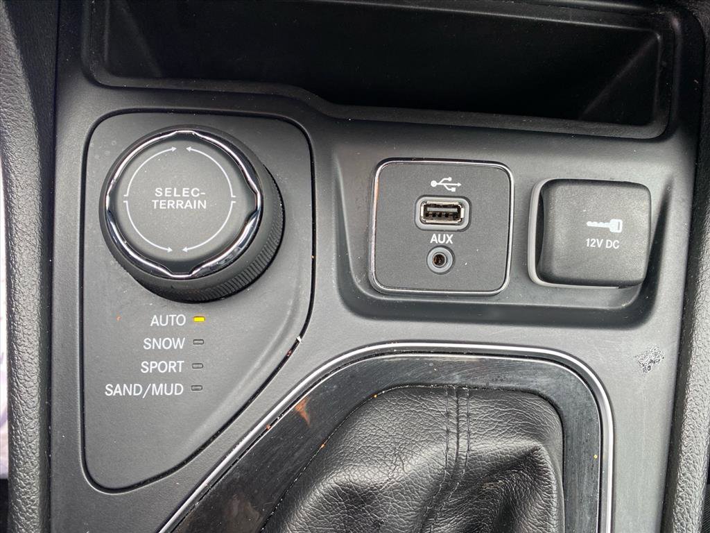 Used 2019 Jeep Cherokee Limited AWD/4WD image 13
