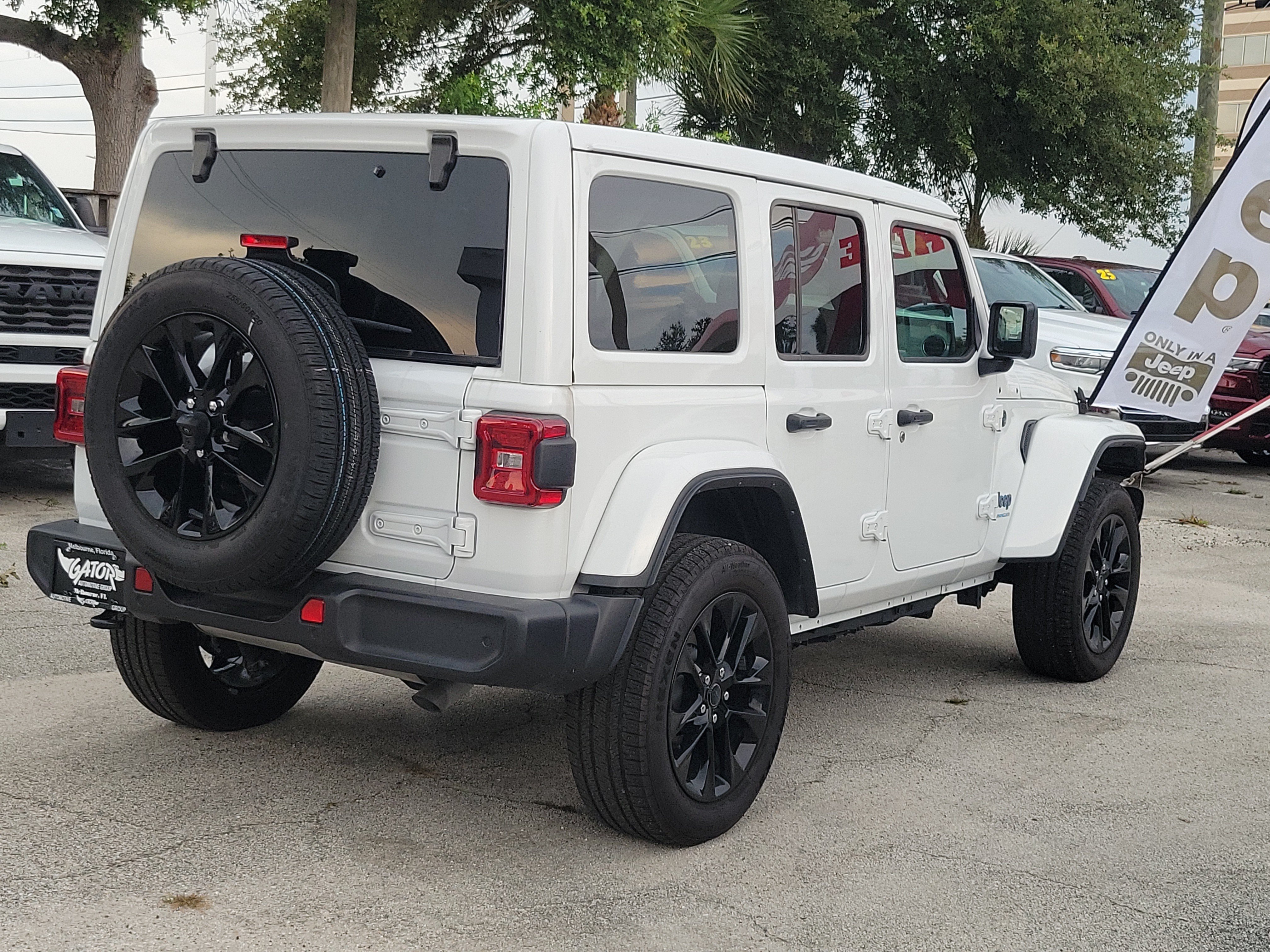 Used 2025 Jeep Wrangler Unlimited Sahara w/ Safety Group AWD/4WD image 4