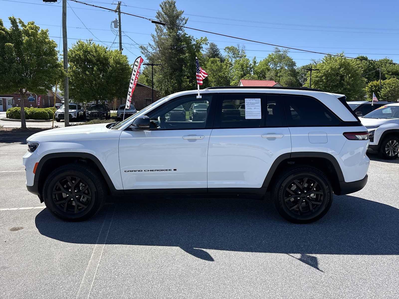 Used 2025 Jeep Grand Cherokee Altitude AWD/4WD image 9