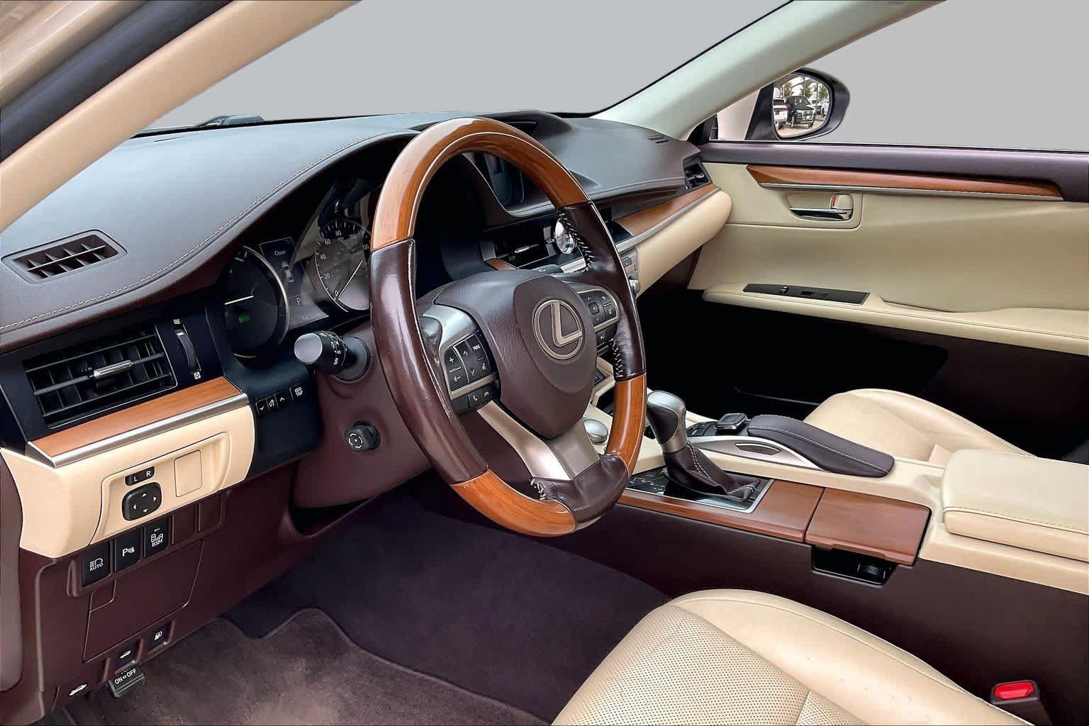 Used 2016 Lexus ES 300h w/ Luxury Package w/Wood Trim FWD image 17