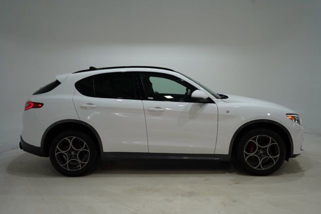 Used 2023 Alfa Romeo Stelvio Ti AWD/4WD image 8