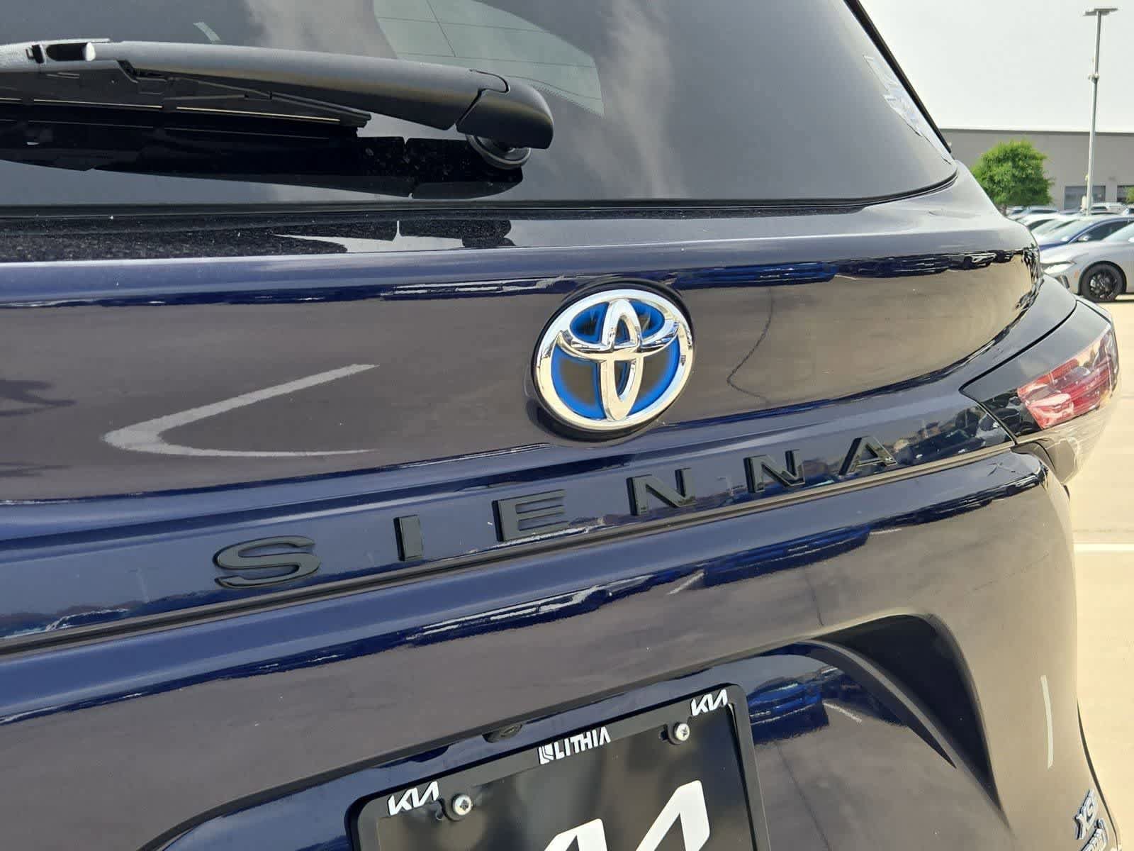 Used 2022 Toyota Sienna XSE FWD image 12