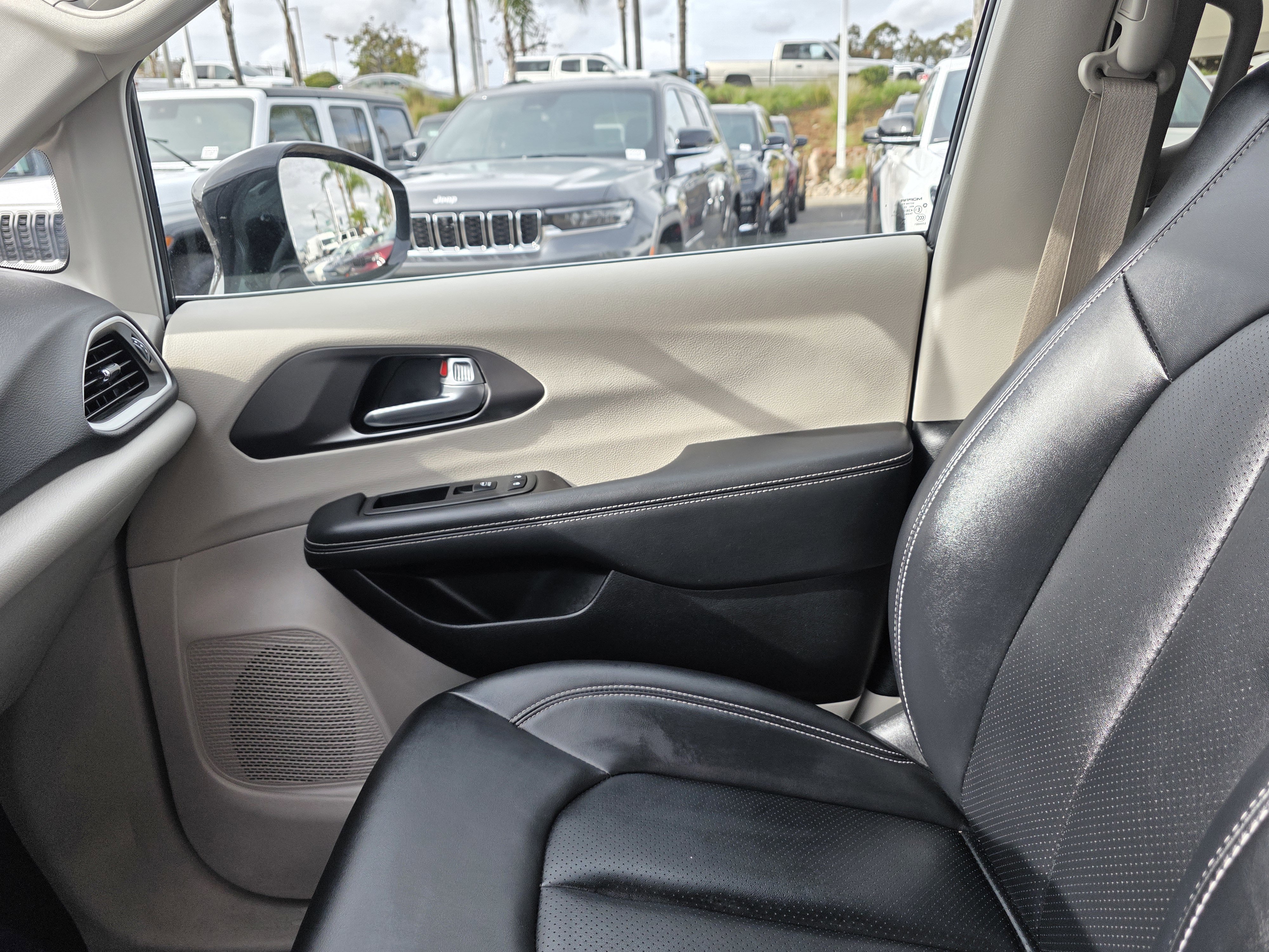 Certified 2024 Chrysler Pacifica Touring-L image 14