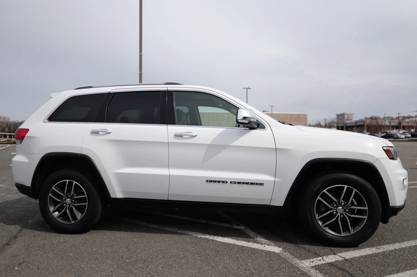 Used 2017 Jeep Grand Cherokee Limited w/ Luxury Group II RWD image 11