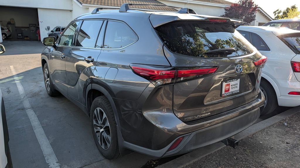Used 2021 Toyota Highlander XLE AWD/4WD image 5