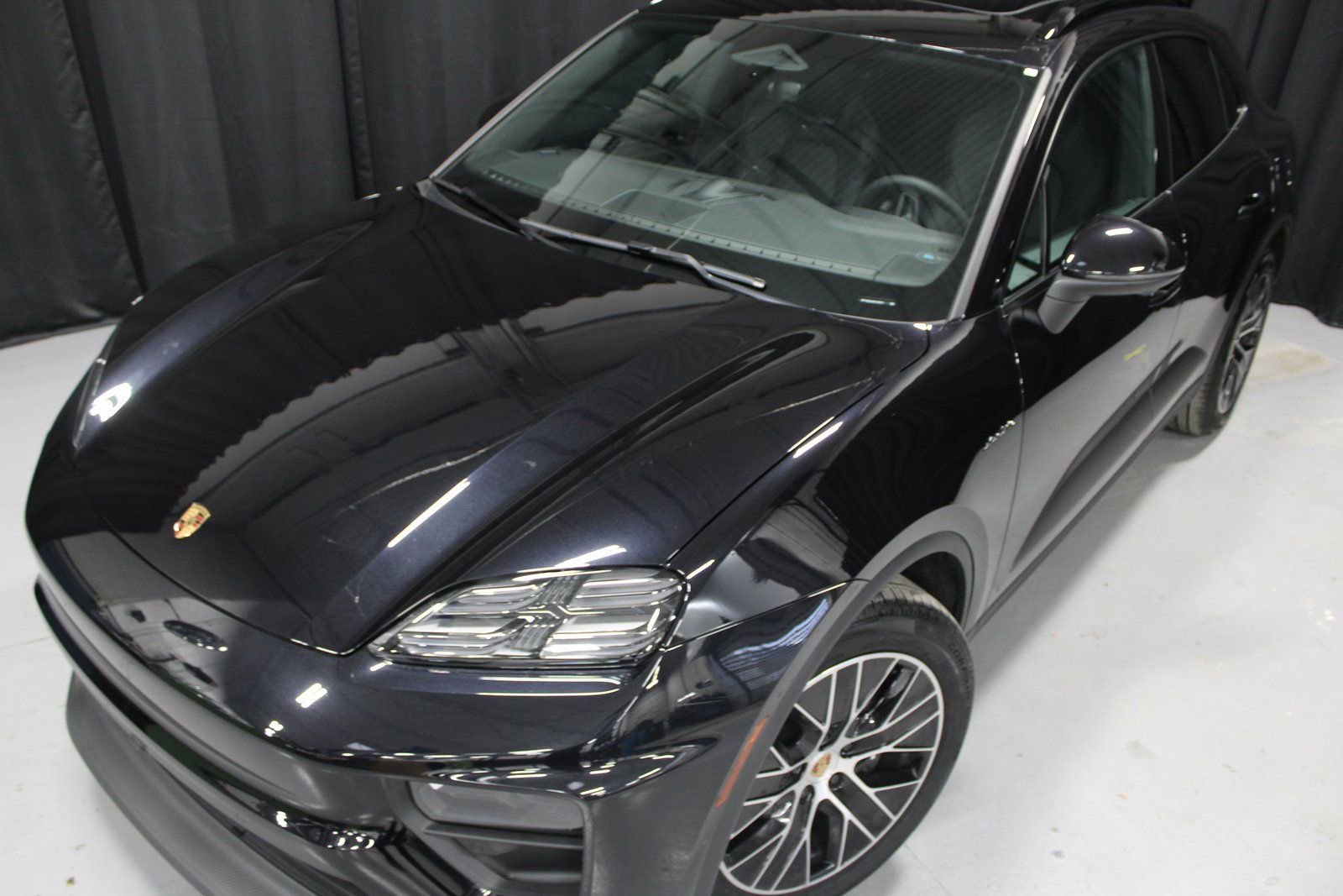 Certified 2025 Porsche Macan Electric image 12