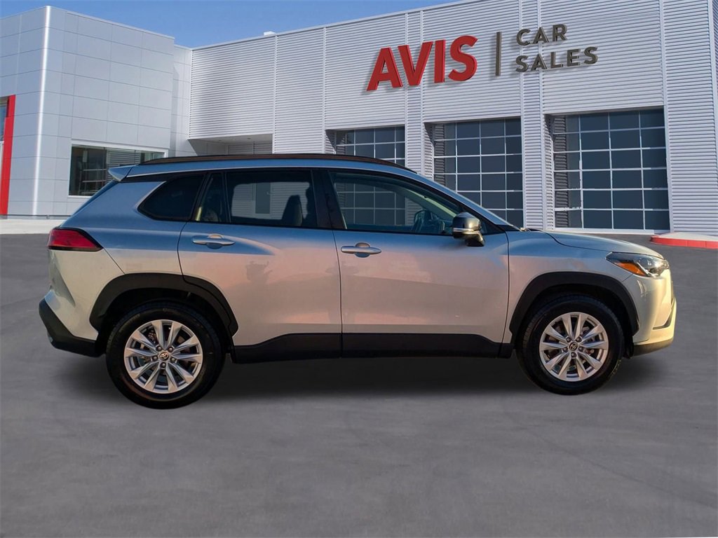 Used 2025 Toyota Corolla Cross LE image 2