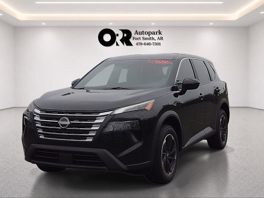 Used 2025 Nissan Rogue SV FWD image 2