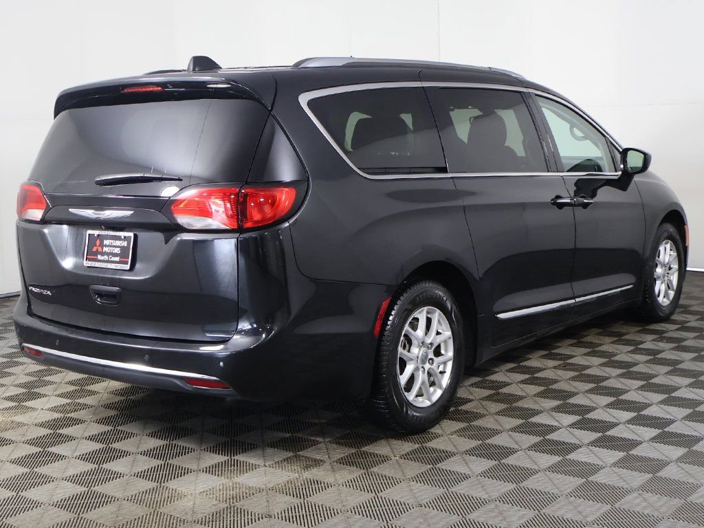 Used 2020 Chrysler Pacifica Touring-L FWD image 9