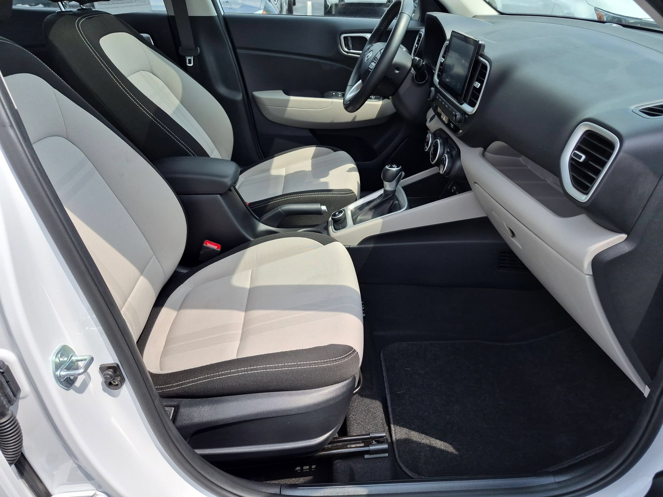 Used 2025 Hyundai Venue SEL FWD image 35