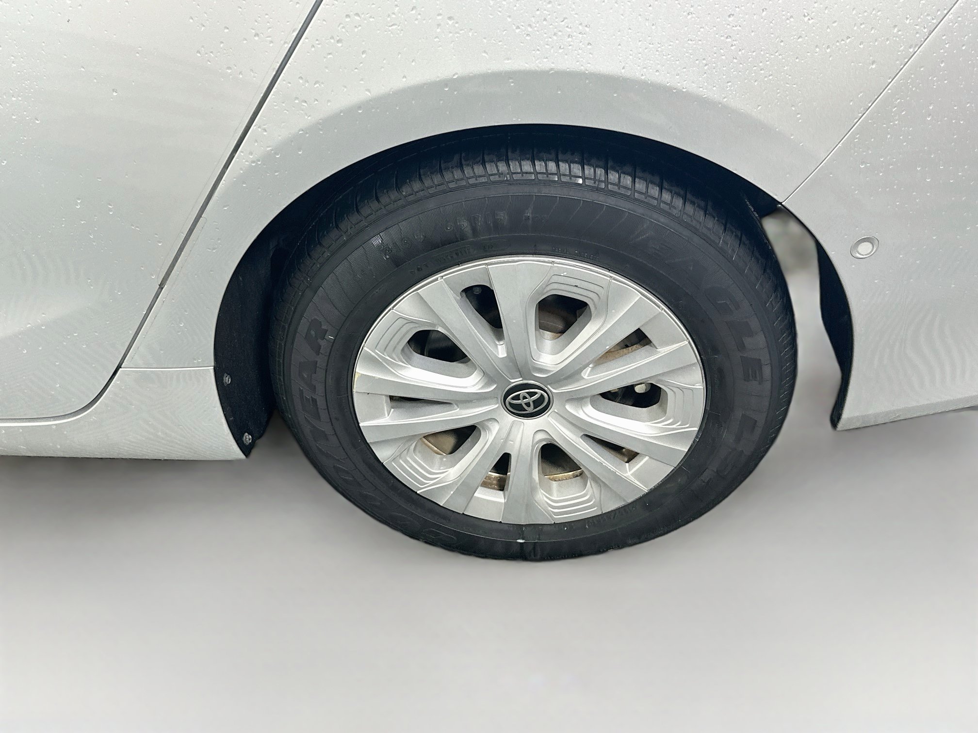Used 2020 Toyota Prius LE FWD image 11