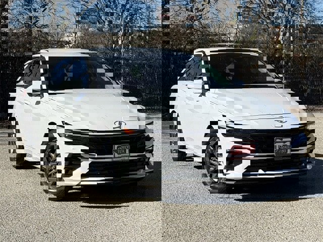 Used 2024 Hyundai Elantra SEL image 2