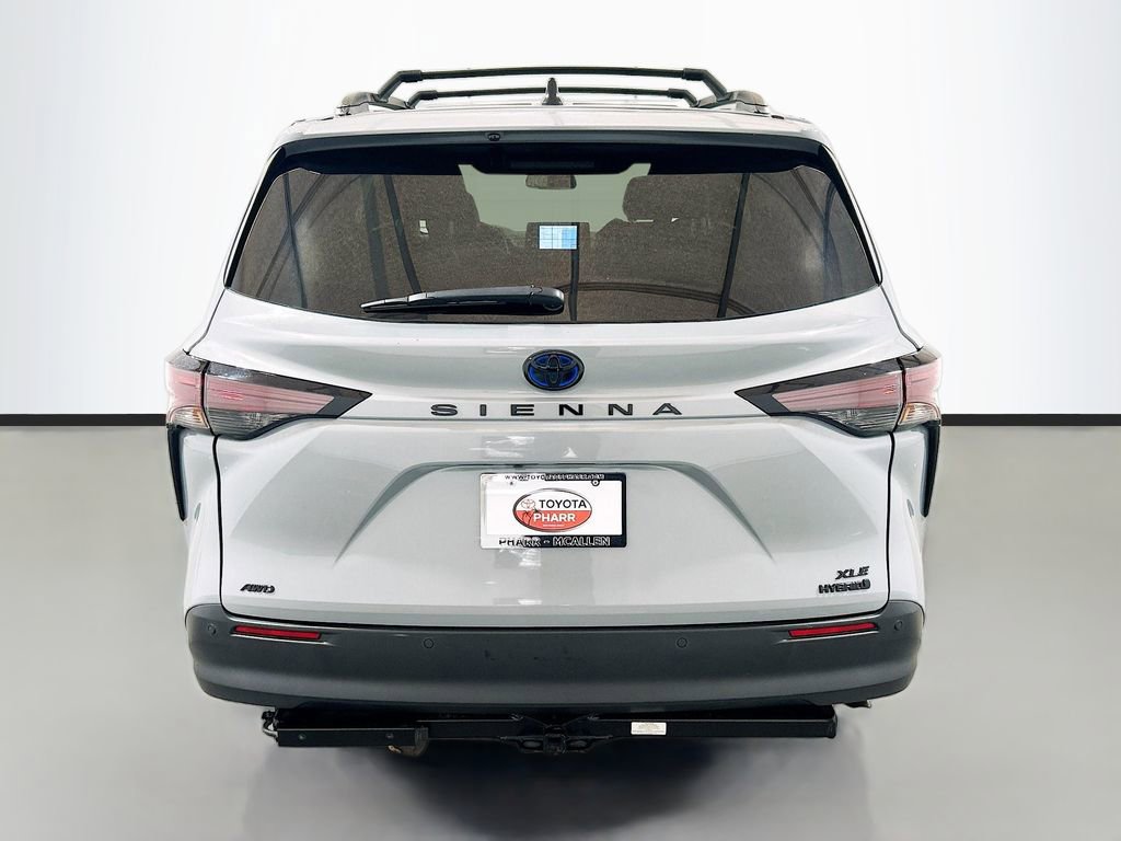 Used 2023 Toyota Sienna XLE Woodland Edition image 5