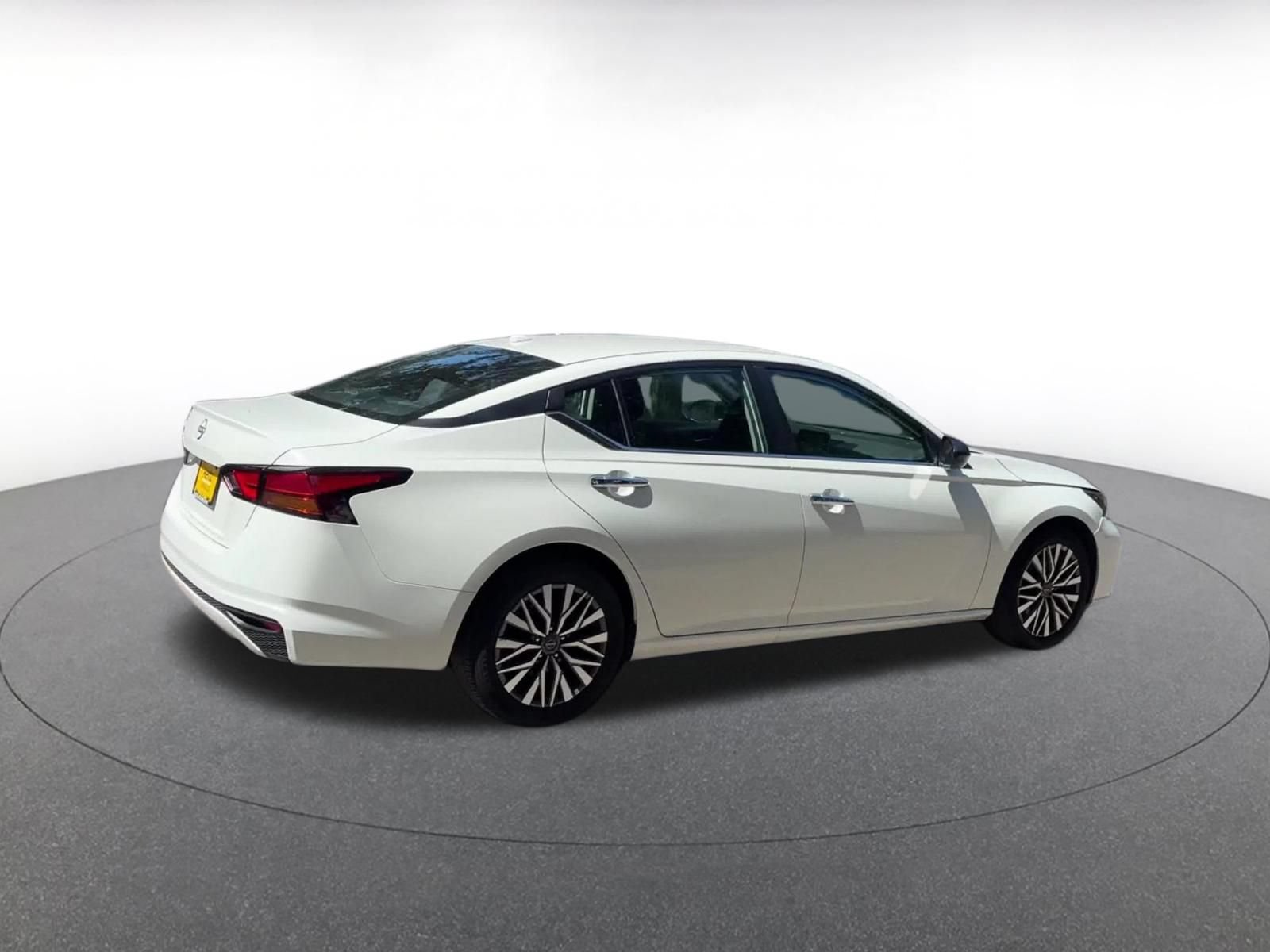 Used 2025 Nissan Altima 2.5 SV FWD image 12