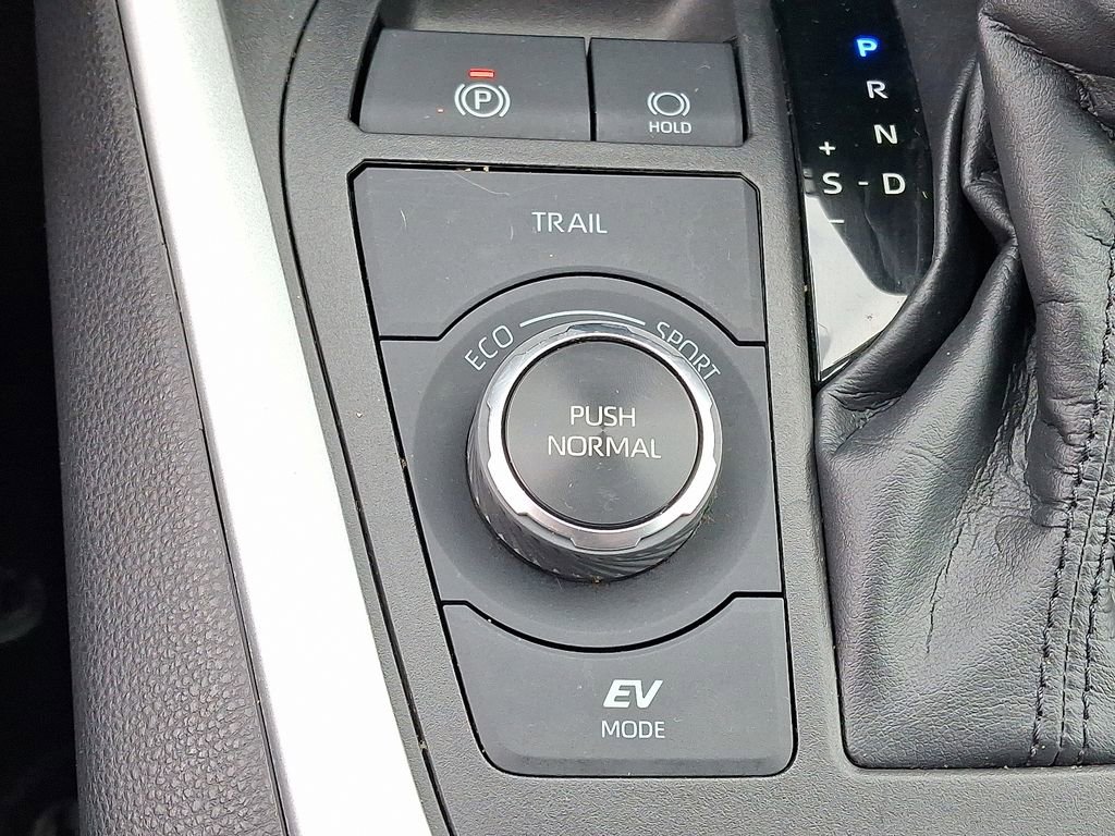 Used 2022 Toyota RAV4 XLE image 24