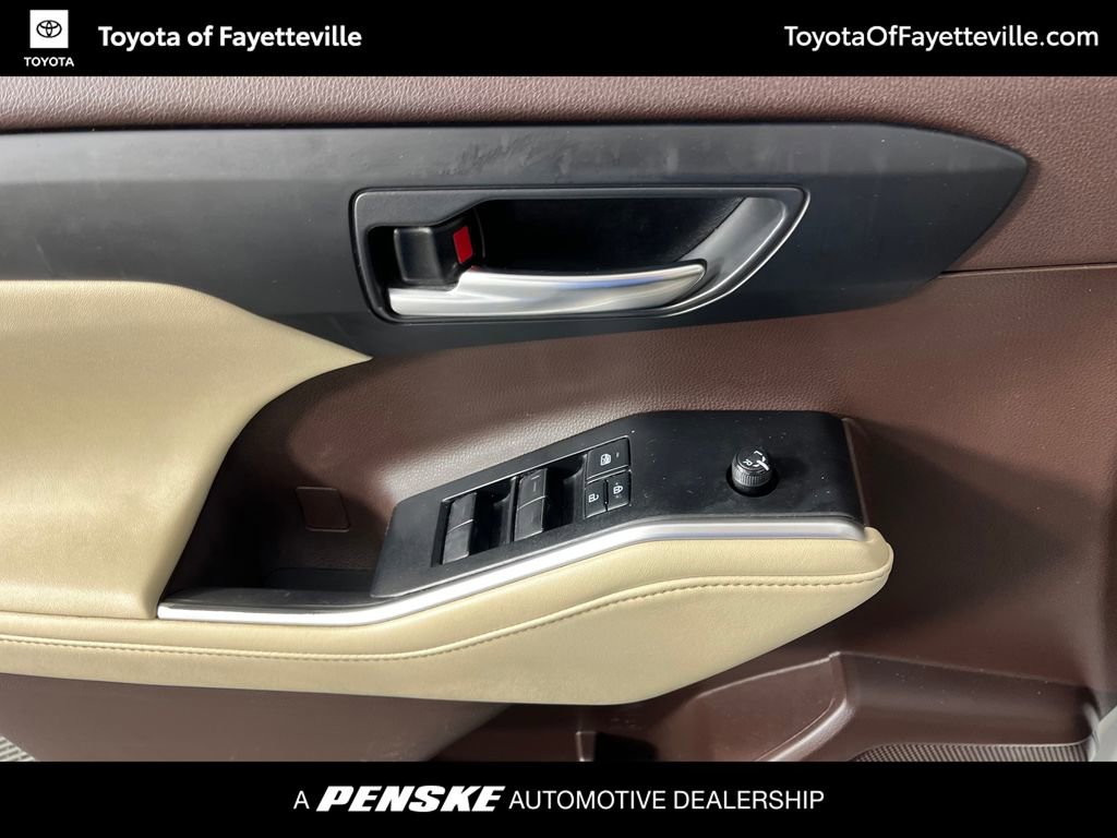 Used 2022 Toyota Highlander XLE FWD image 30