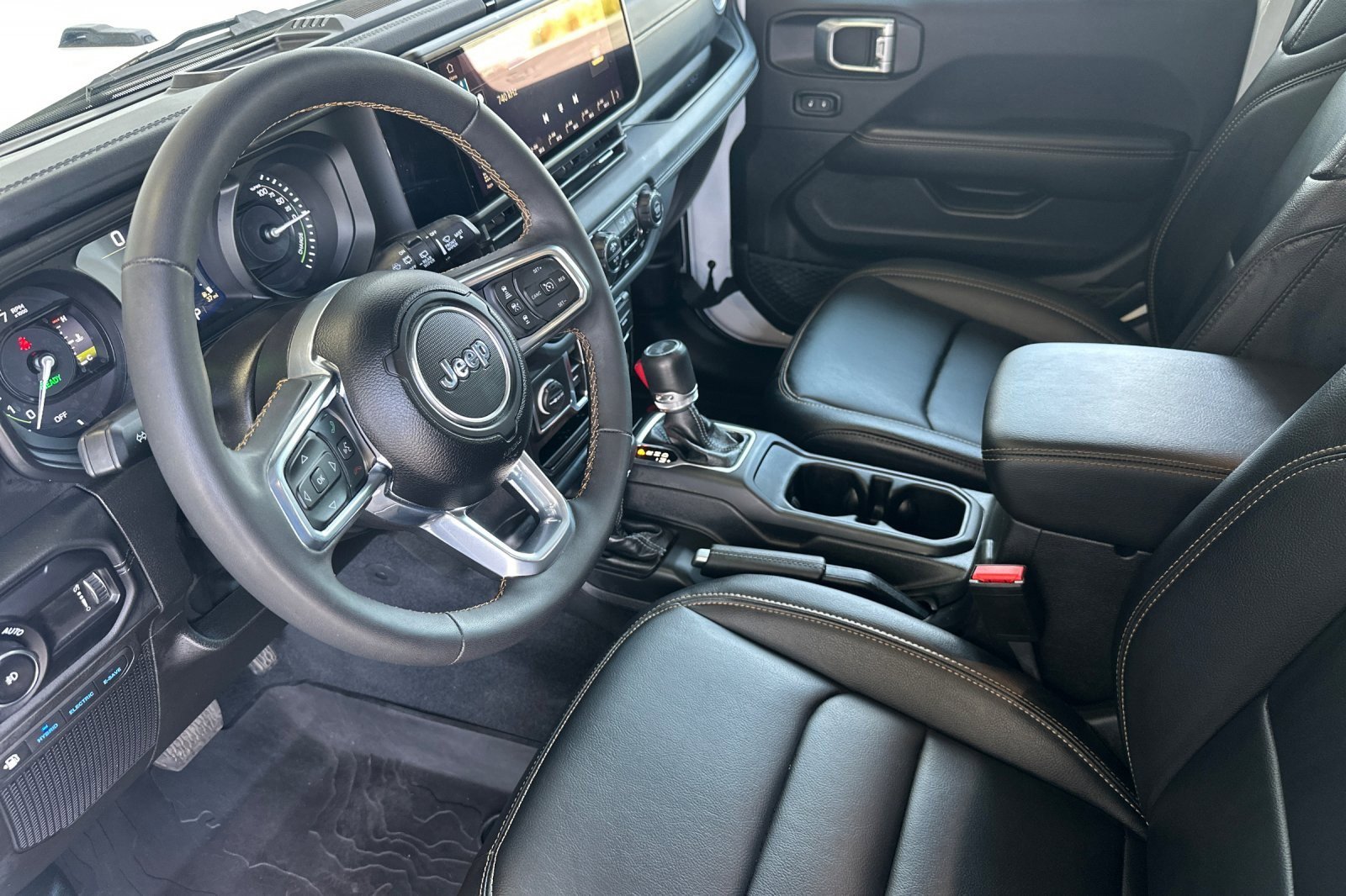 Used 2024 Jeep Wrangler Unlimited Sahara AWD/4WD image 9
