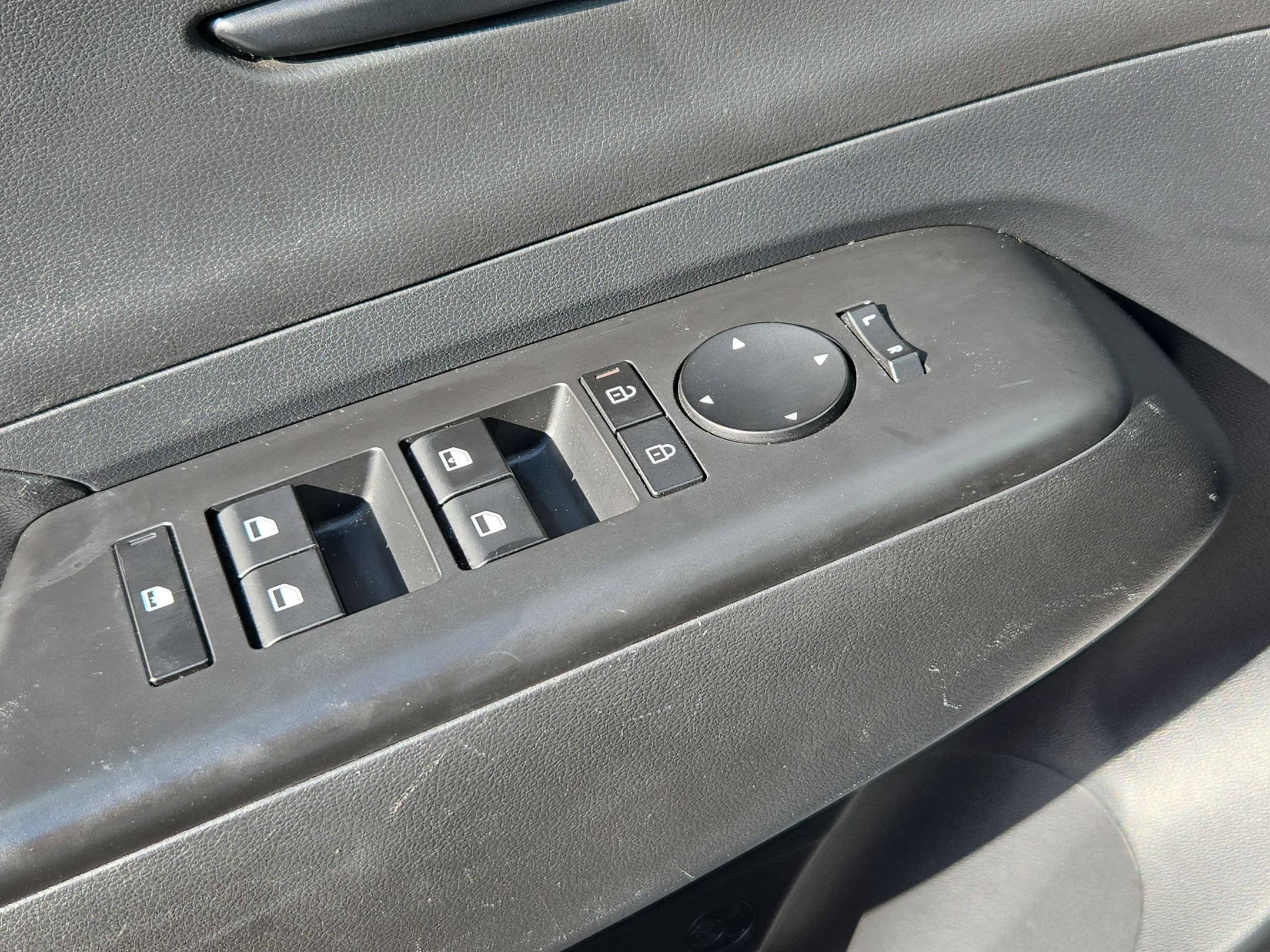 Used 2025 Hyundai Kona SEL FWD image 11
