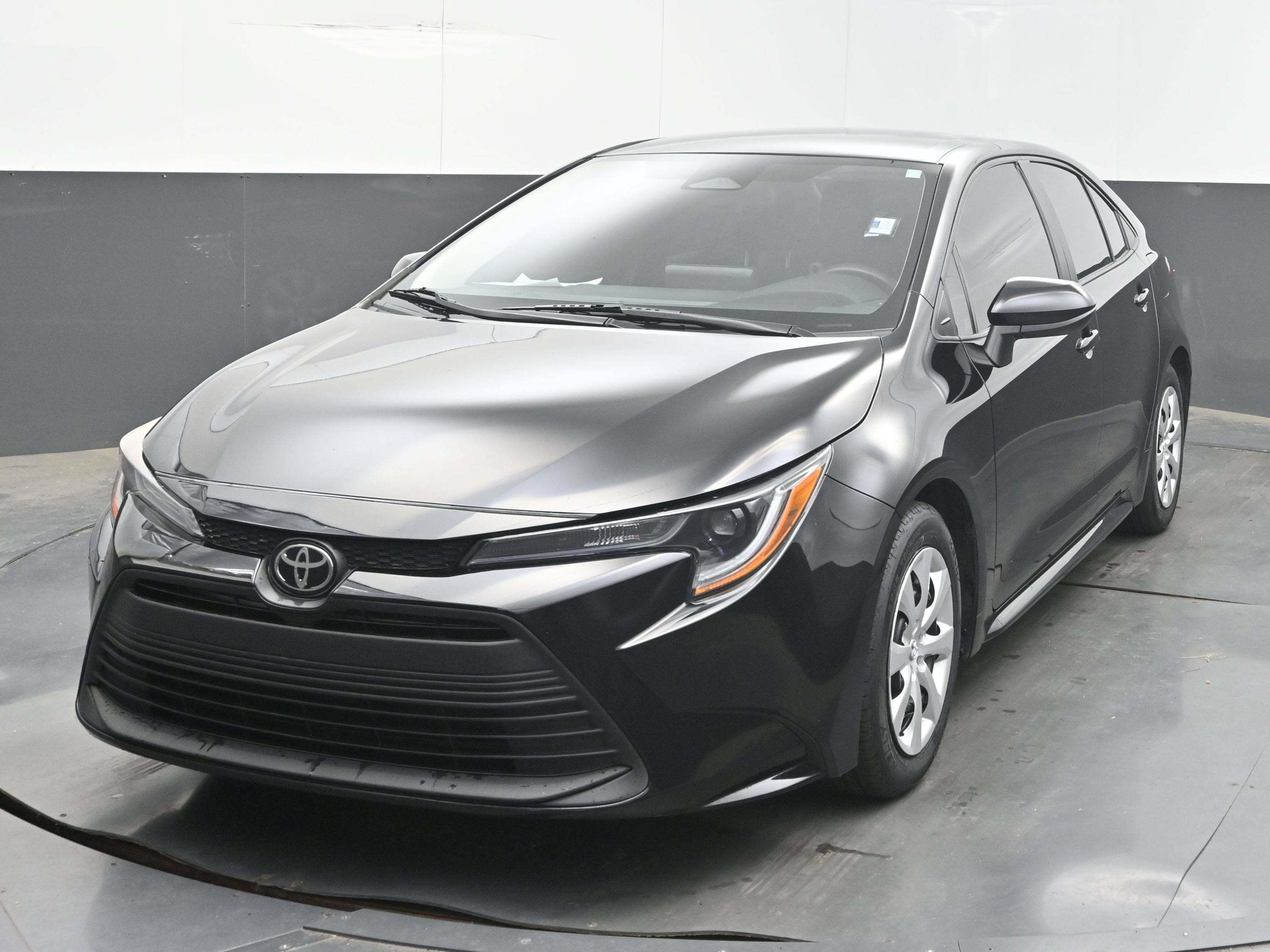 Used 2025 Toyota Corolla LE FWD image 4