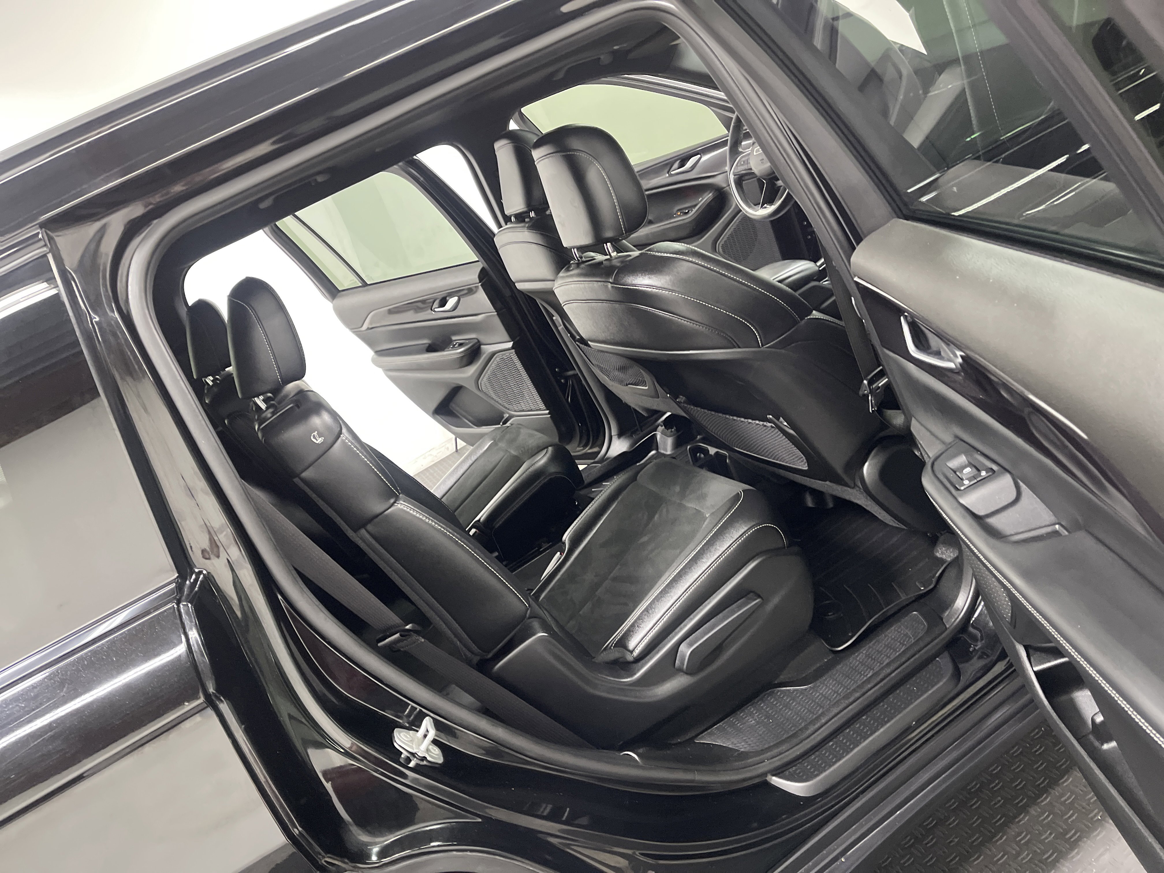 Used 2023 Jeep Grand Cherokee L Laredo AWD/4WD image 19