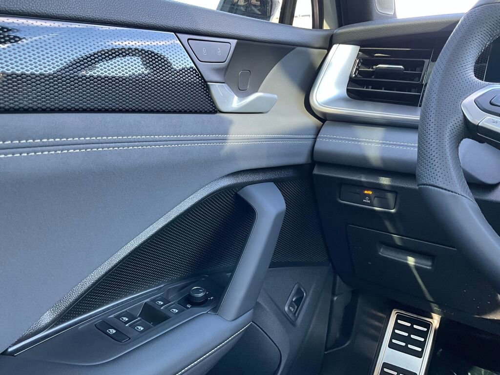 New 2025 Volkswagen Tiguan SE R-Line image 23