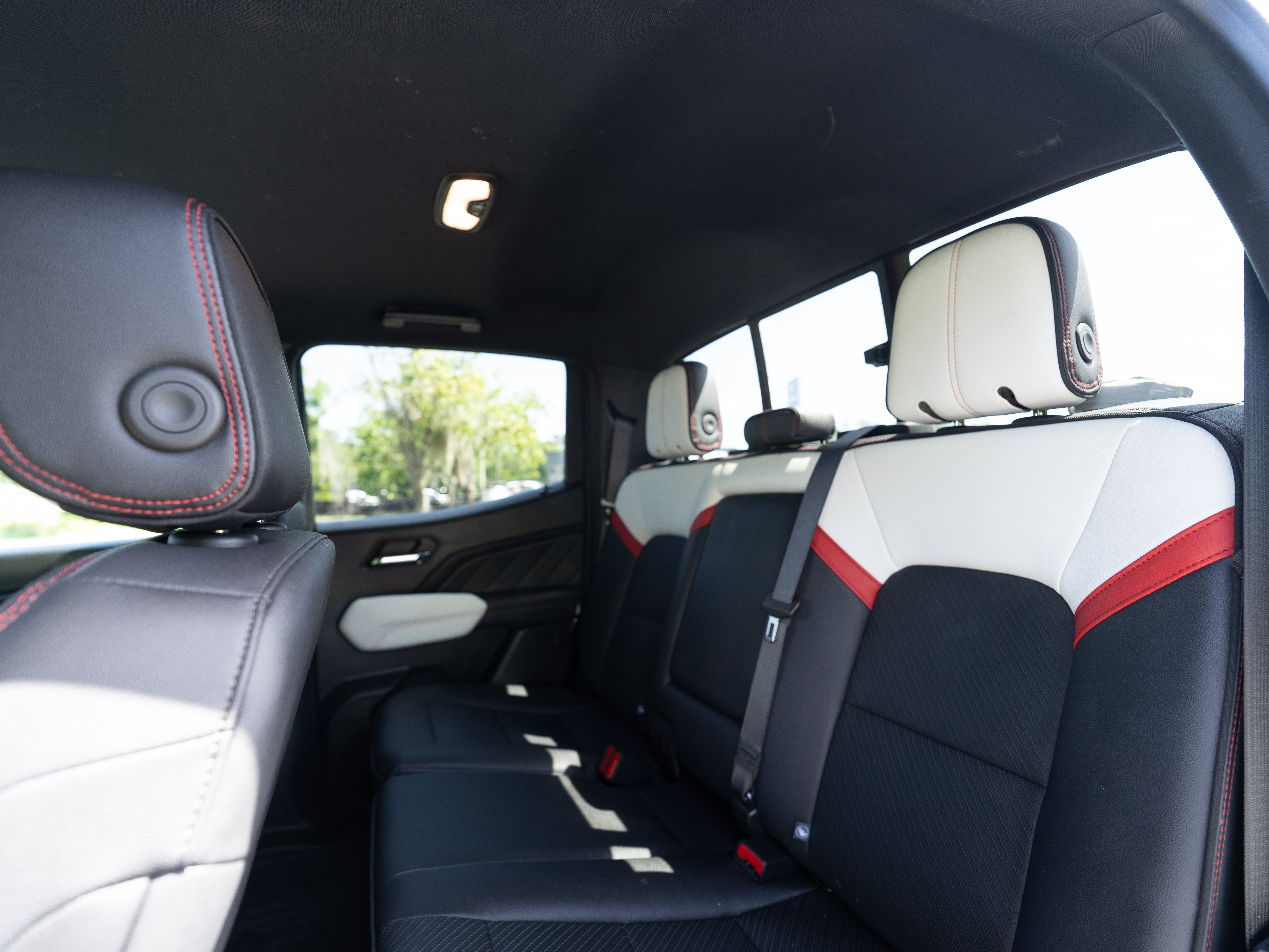 Used 2024 GMC Canyon AT4X AWD/4WD image 9
