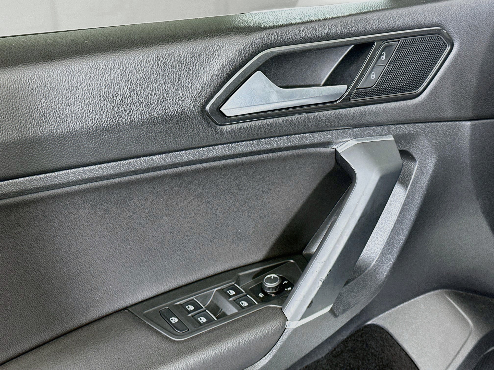 Used 2018 Volkswagen Tiguan SE FWD image 15