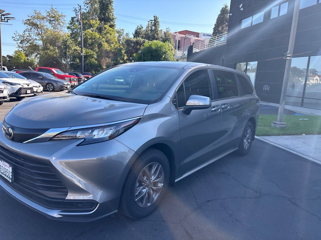 Used 2026 Toyota Sienna LE FWD image 8