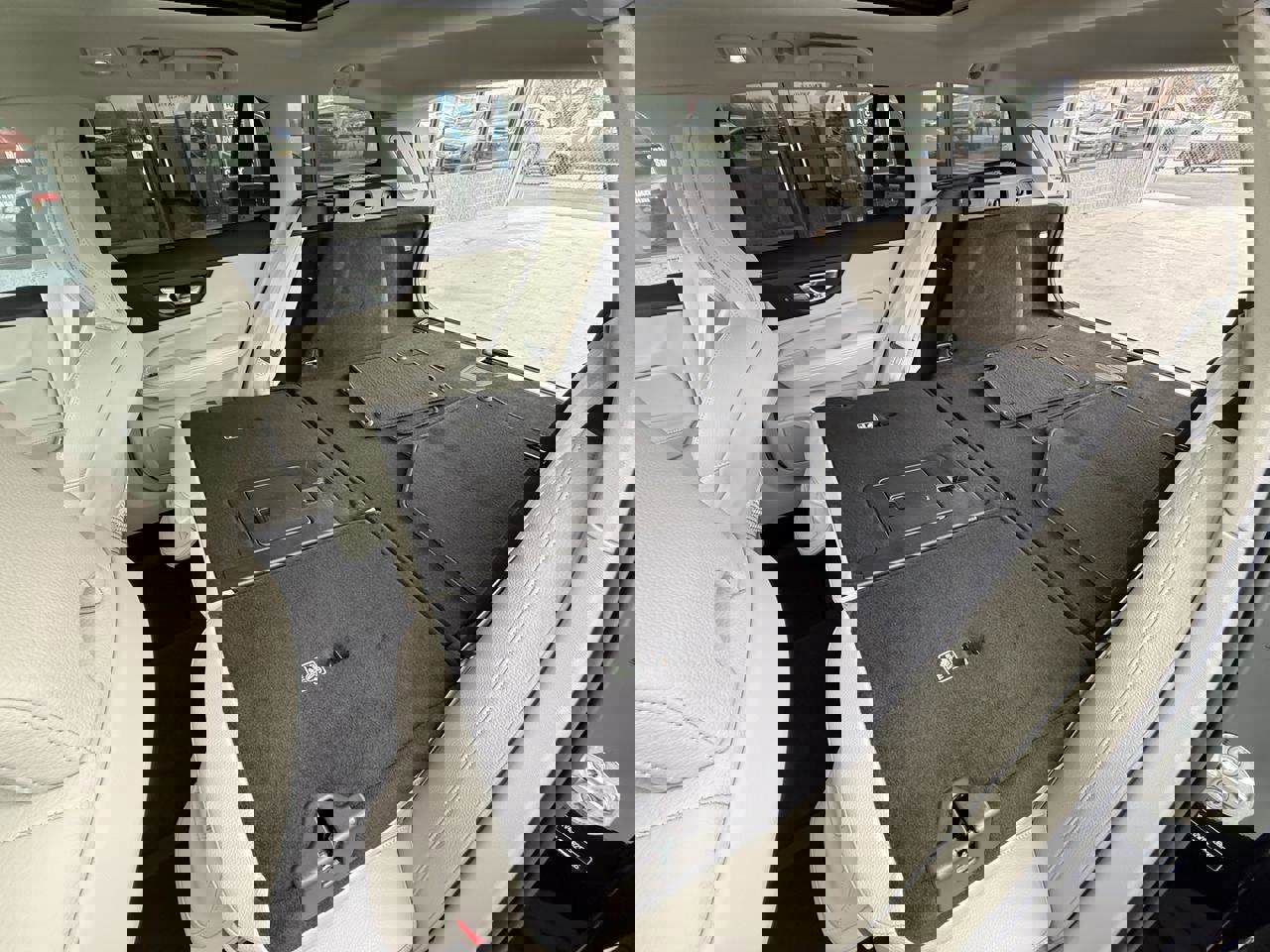 Used 2024 Volvo V60 B5 Cross Country Plus image 41