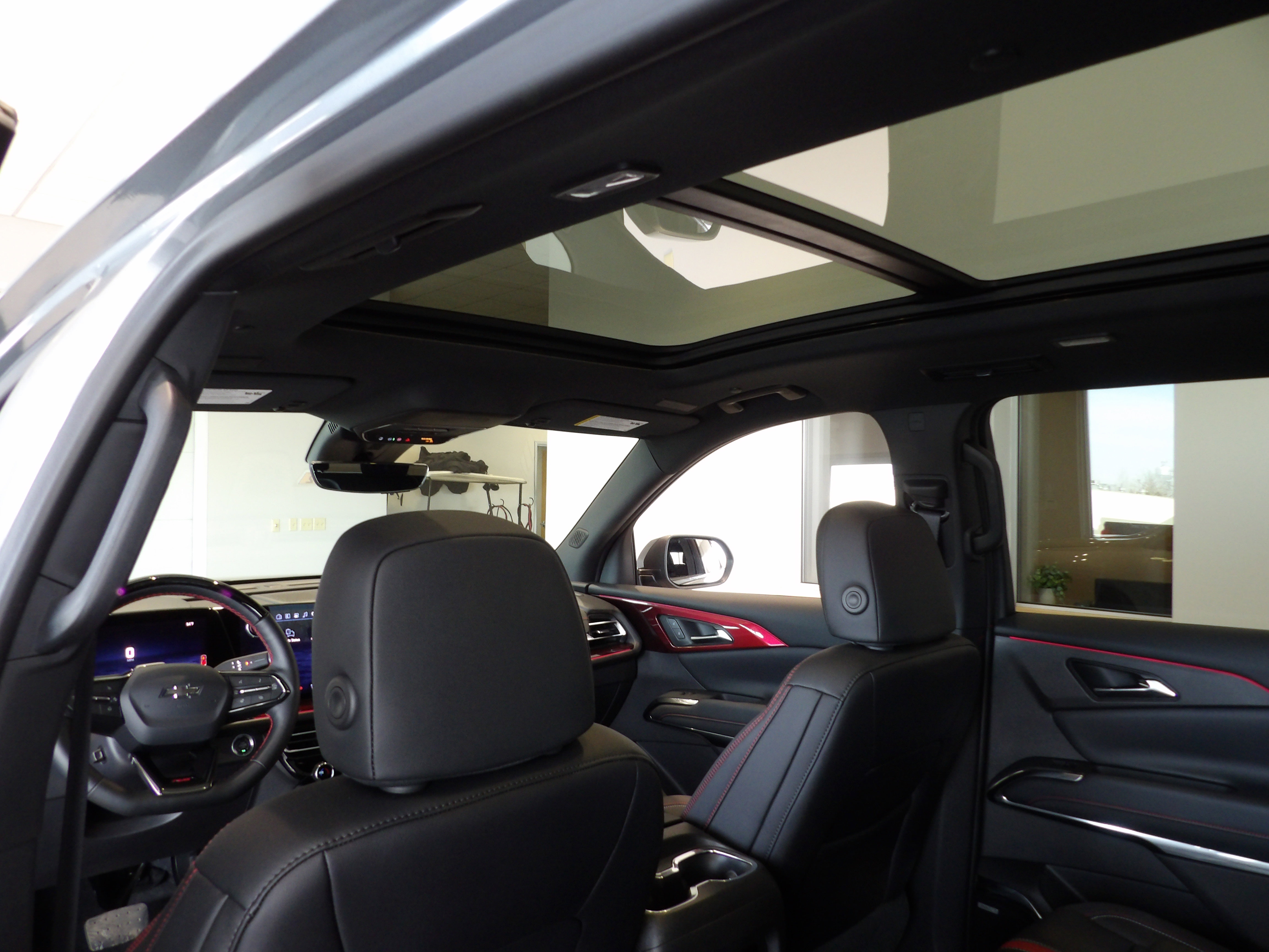 Used 2025 Chevrolet Traverse RS image 18