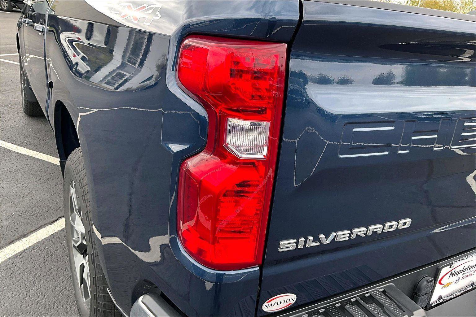 Used 2023 Chevrolet Silverado 1500 LT AWD/4WD image 31