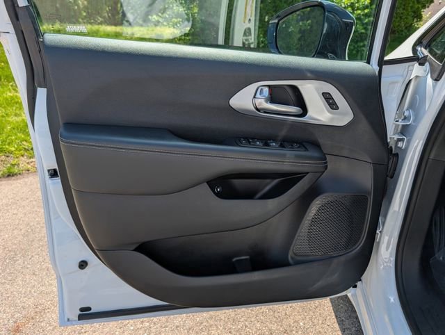 Used 2024 Chrysler Pacifica Limited FWD image 35