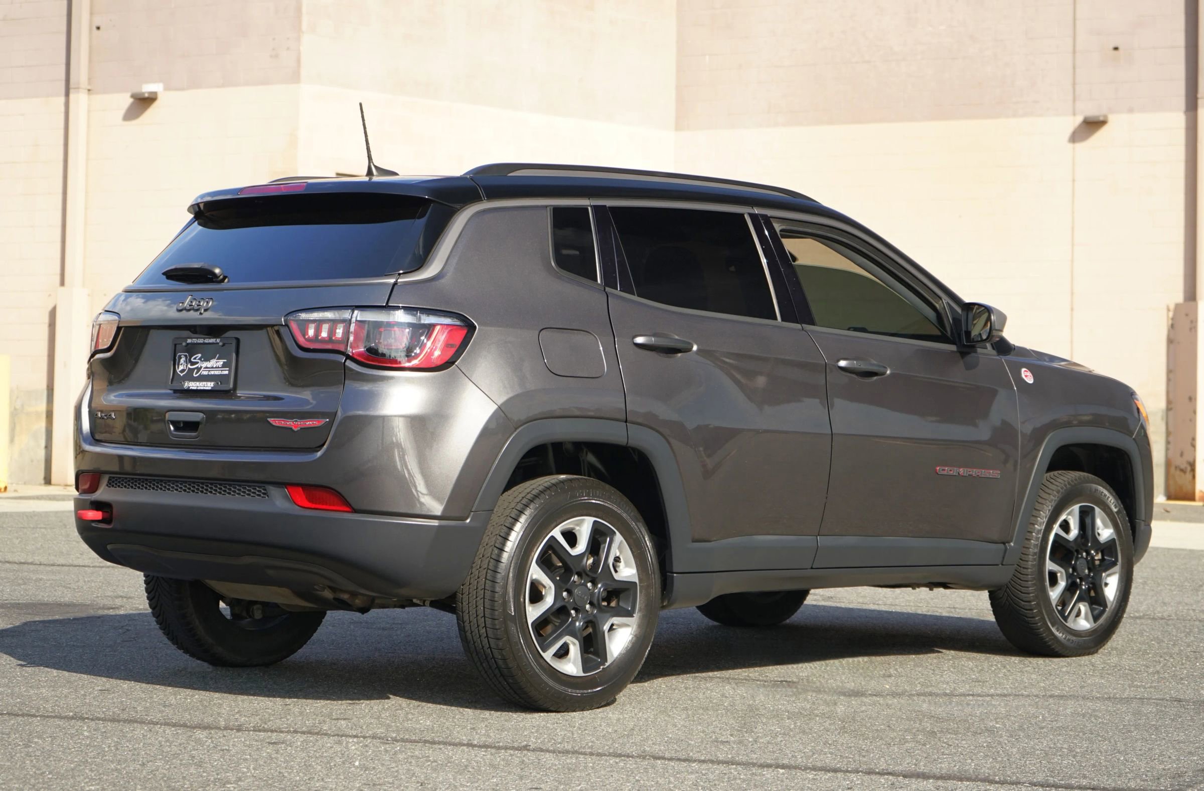 Used 2018 Jeep Compass Trailhawk image 4